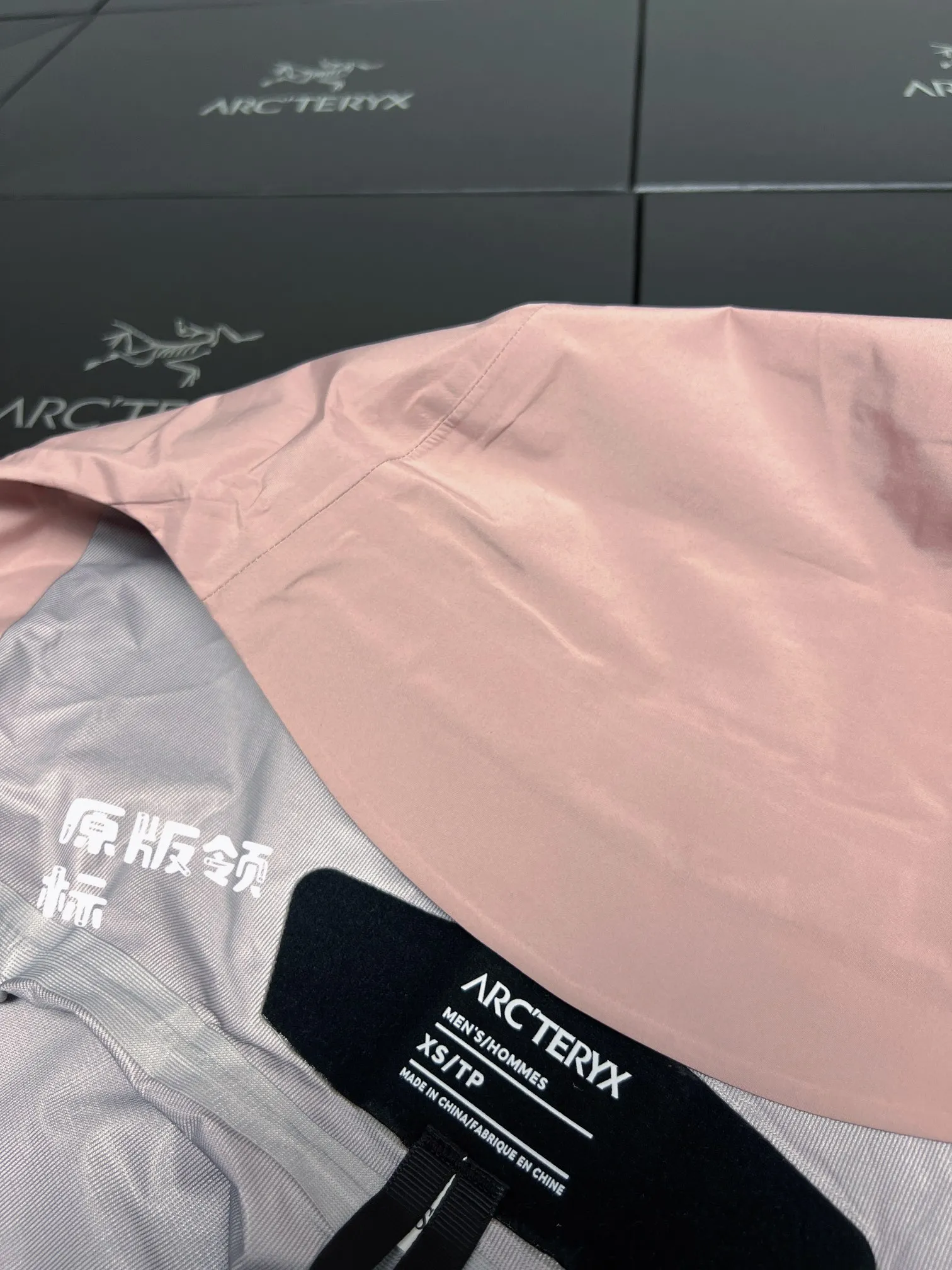 ARC‘TERYX BETA LT GORE-TEX Jacket-Men's Yb 3D ， Tri-Durance ， ） Factory 📃 🔍 ， YKK ， ， ， 。 Beta LT ， 。 bluesign@ N 13LGORE-TEX ， Wear-Resistant， 、 Breathable， 。 Storm Hood™ ， Water Tight™ ， ， ， 。 ，VISLON ， Velcro ， Zip-in， ARC TERYX BETA： 。 LT ： ， Wear-Resistant。 GORE-TEX： 、 、Breathable 。 BRTA LT Arc’teryx ， ， ， 。 ：Black Retro Size：S/M/L/XL/XXL ： 81 83 86 88 90 ：117 122 128 132 136 ： 59 61 64 66 68 ： 53 55 58 60 62 S 80-120 M 110-150 L 140-170 XL 160 XXL 180 os ～